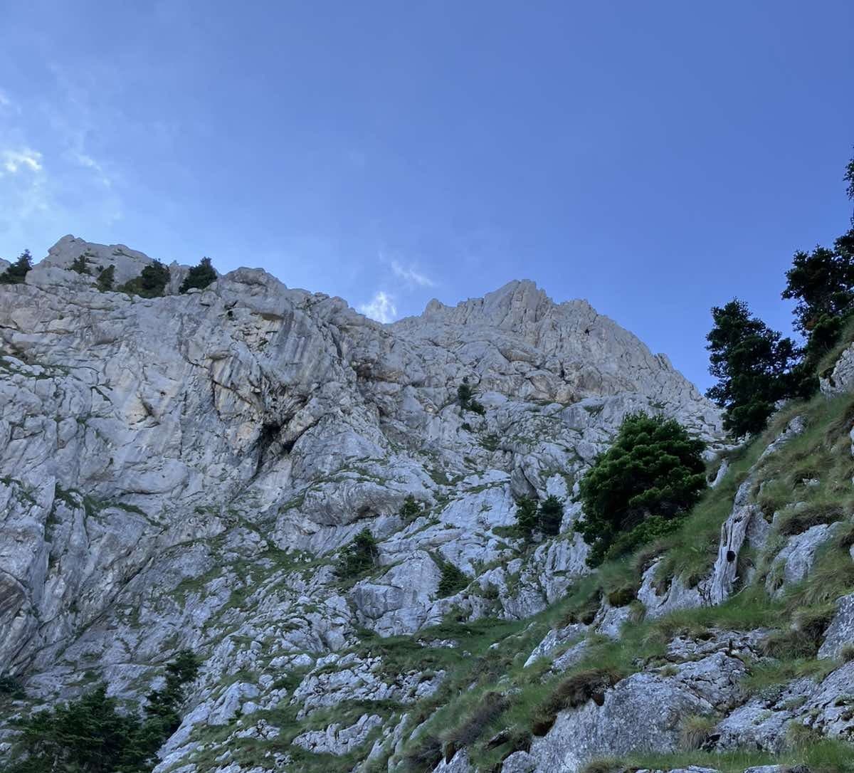 Αναζητώντας δίοδο σε μια ξεχασμένη ορθοπλαγιά